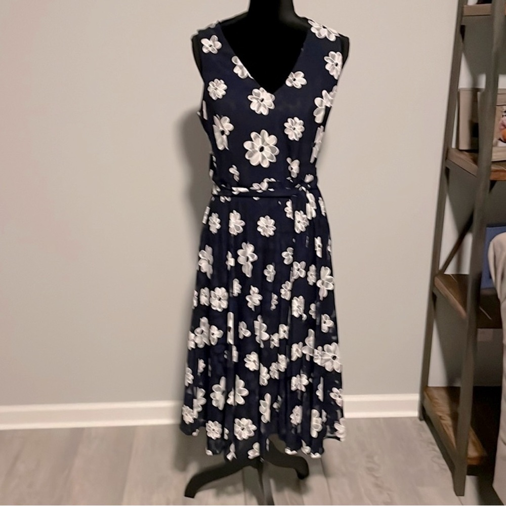 This is such of beautiful dress 👗 very flattering